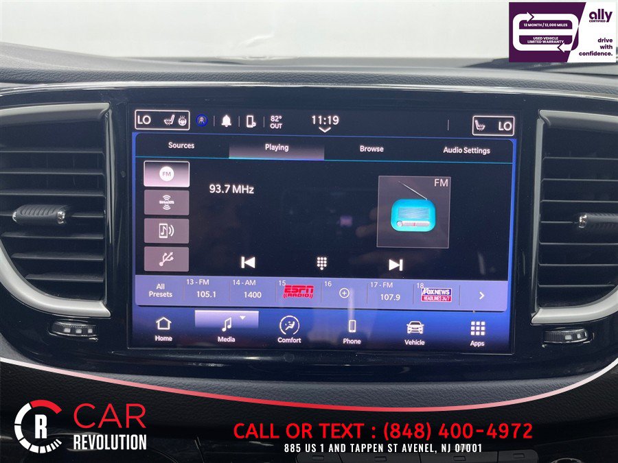 Used 2023 Chrysler Pacifica Touring-L FWD image 17