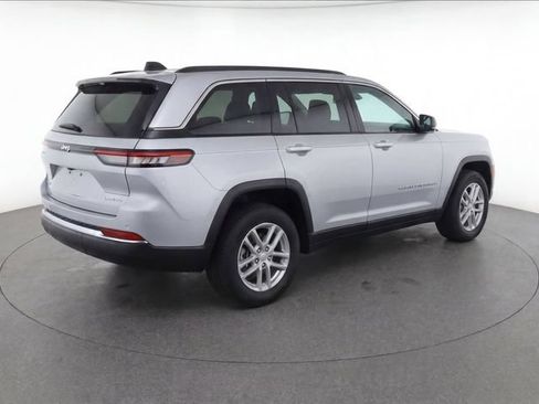 Used 2024 Jeep Grand Cherokee Laredo X w/ Trailer Tow Package AWD/4WD image 7