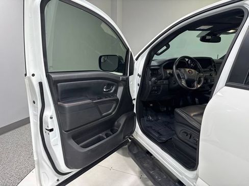 Used 2020 Nissan Titan PRO-4X w/ Pro-4x Convenience Package AWD/4WD image 11