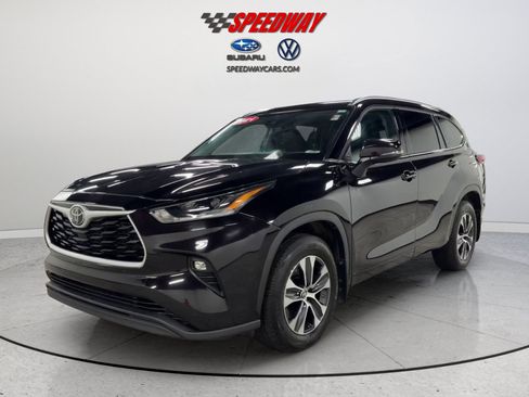 Used 2021 Toyota Highlander XLE AWD/4WD image 12