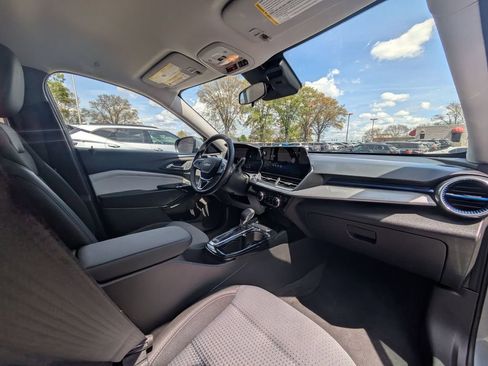 Used 2025 Chevrolet Trax LT w/ LT Convenience Package image 30