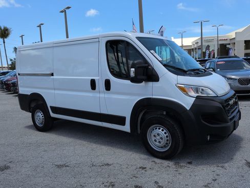 Used 2025 RAM ProMaster 2500 w/ Convenience Group FWD image 2