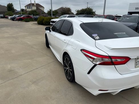 Used 2020 Toyota Camry SE FWD image 6