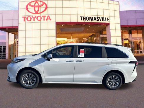 New 2025 Toyota Sienna XLE image 8