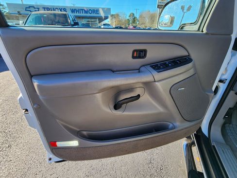 Used 2005 Chevrolet Avalanche 2500 LS w/ Preferred Equipment Group image 14