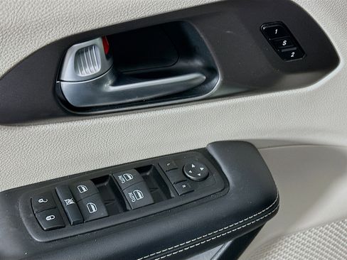 Used 2024 Chrysler Pacifica Touring-L image 15