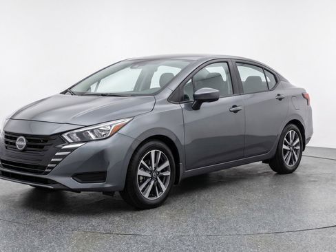 Used 2025 Nissan Versa SV image 3
