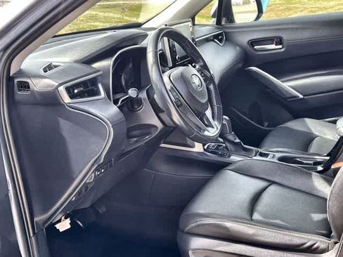 Used 2022 Toyota Corolla Cross XLE image 3