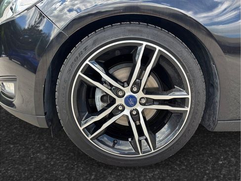 Used 2018 Ford Focus SE w/ SE Appearance Package FWD image 12