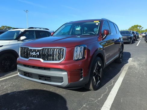 Certified 2023 Kia Telluride EX w/ EX Captain's Chair Package image 3