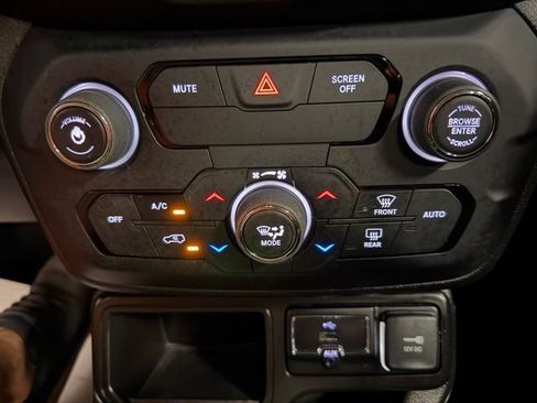 Used 2019 Jeep Renegade Latitude FWD image 39