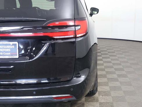Used 2025 Chrysler Pacifica Select image 15