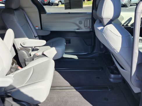Used 2024 Toyota Sienna XLE w/ XLE Plus Package image 19