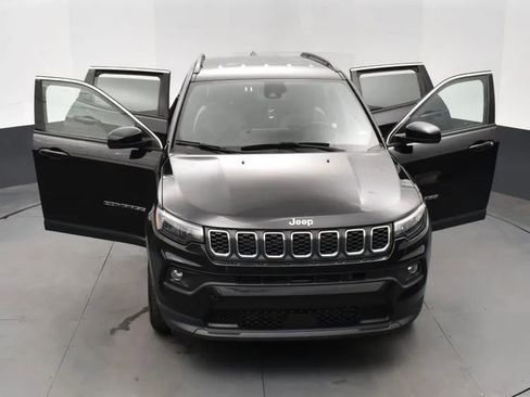 Used 2024 Jeep Compass Latitude AWD/4WD image 10