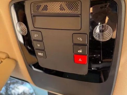 Used 2024 Kia Carnival EX image 22