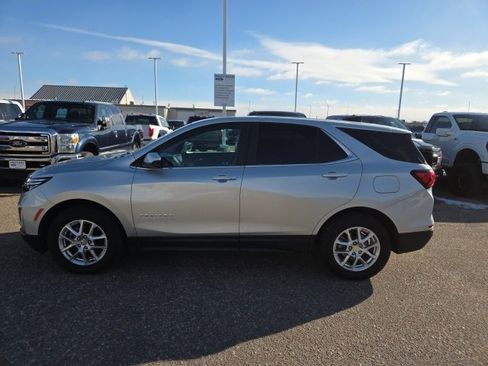 Used 2022 Chevrolet Equinox LT image 2