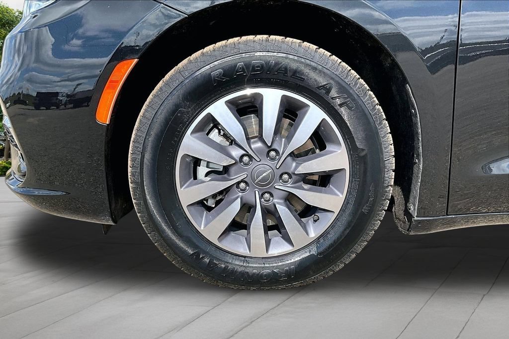 Used 2023 Chrysler Pacifica Touring-L FWD image 9