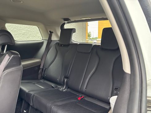 Used 2025 Kia Carnival FWD image 11