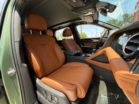 Used 2022 Bentley Bentayga AWD/4WD image 38