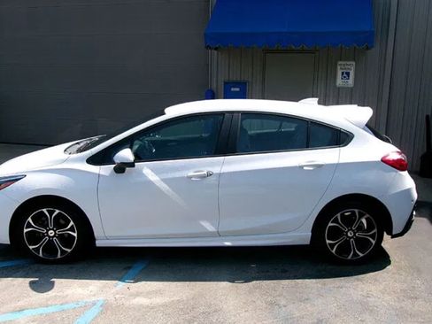 Used 2019 Chevrolet Cruze LT w/ Convenience Package FWD image 6
