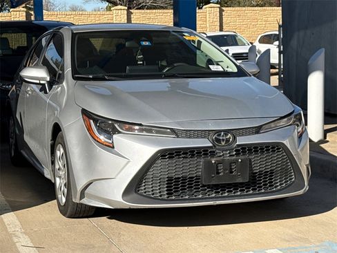 Used 2021 Toyota Corolla LE image 3