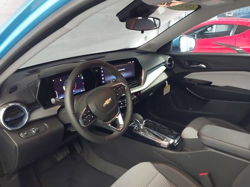 Used 2025 Chevrolet Trax LT w/ Driver Confidence Package FWD image 2
