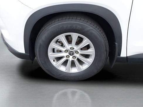 Certified 2024 Toyota Grand Highlander XLE image 3