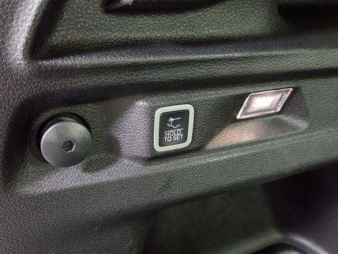 Used 2023 Jeep Grand Cherokee L Limited AWD/4WD image 17
