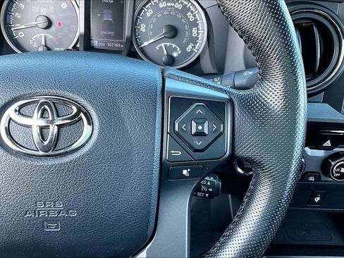 Used 2016 Toyota Tacoma TRD Sport image 19