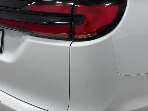 Used 2024 Chrysler Pacifica Touring-L FWD image 36