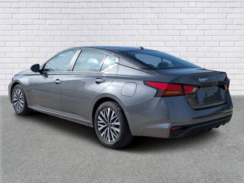 Used 2025 Nissan Altima 2.5 SV FWD image 3