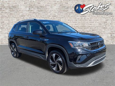 Certified 2024 Volkswagen Taos SE image 2