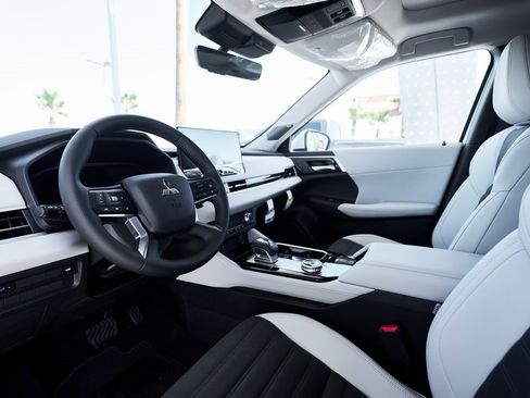 New 2025 Mitsubishi Outlander SE image 2