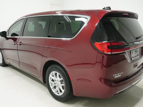 Used 2023 Chrysler Pacifica Touring-L FWD image 6