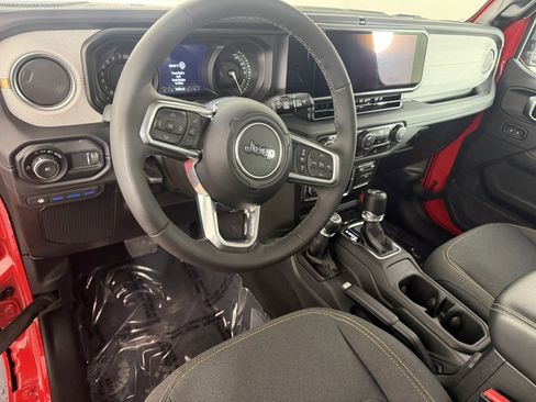 Used 2025 Jeep Wrangler Sahara image 15