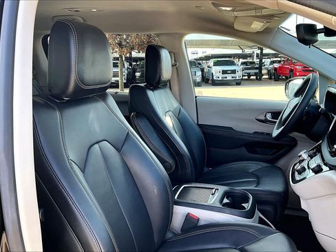 Certified 2024 Chrysler Pacifica Touring-L image 10