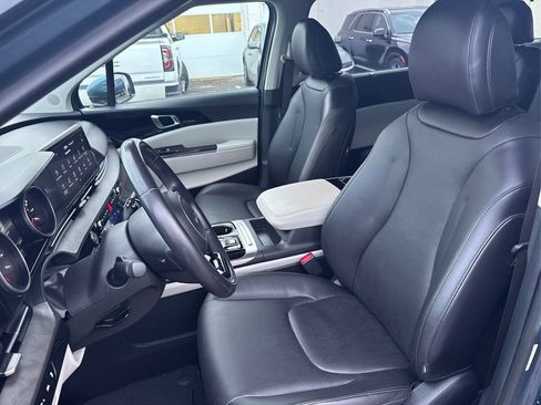 Used 2024 Kia Carnival EX image 10