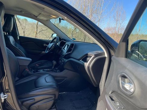 Used 2019 Jeep Cherokee Latitude Plus w/ Cold Weather Group AWD/4WD image 29
