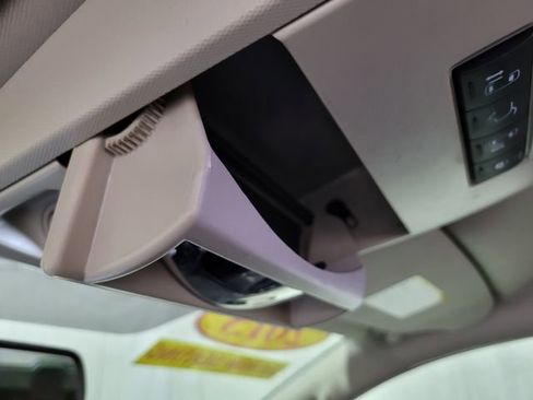 Used 2015 Chrysler Town & Country Touring w/ Driver Convenience Group image 39