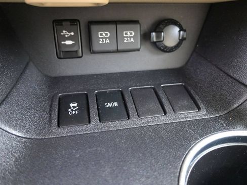 Used 2019 Toyota Highlander XLE FWD image 12