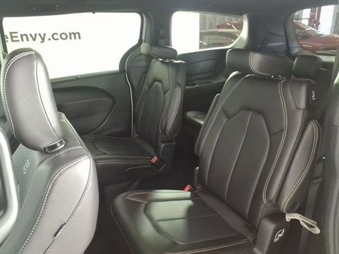 Used 2023 Chrysler Pacifica Touring-L w/ S Appearance Package AWD/4WD image 9