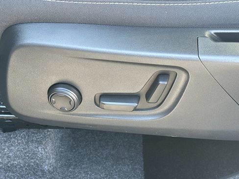 Certified 2025 Volvo XC40 B5 Core image 18