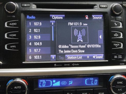 Used 2019 Toyota Highlander XLE FWD image 25