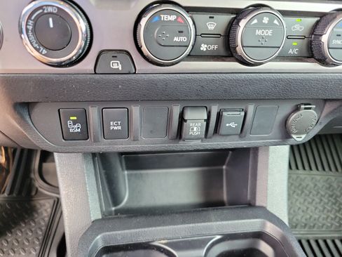 Used 2023 Toyota Tacoma SR5 w/ Technology Package AWD/4WD image 18