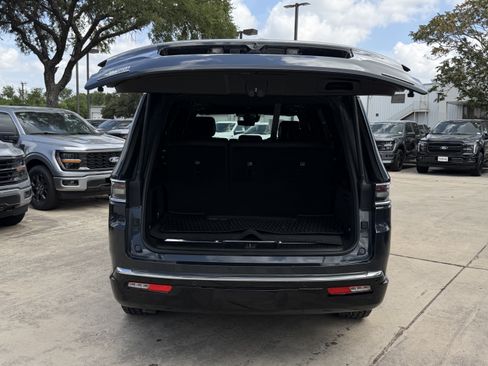Used 2023 Jeep Grand Wagoneer Series III AWD/4WD image 8