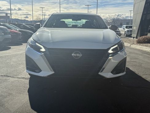 Used 2024 Nissan Altima 2.5 SV image 2