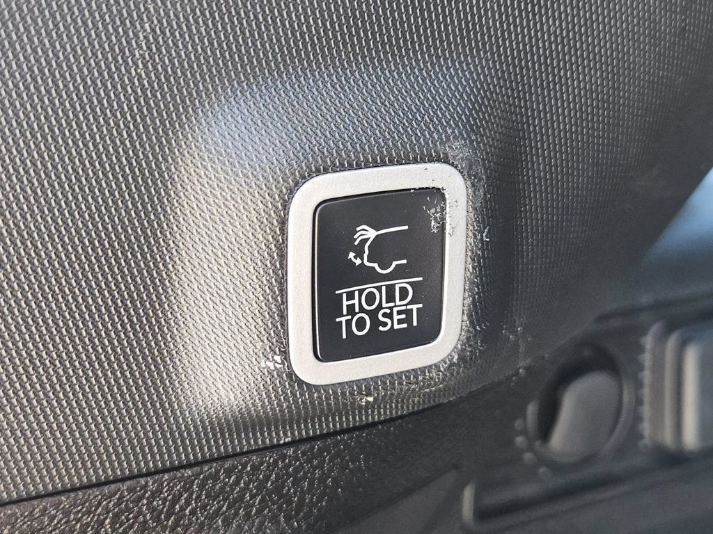 Used 2025 Jeep Grand Cherokee Altitude AWD/4WD image 40