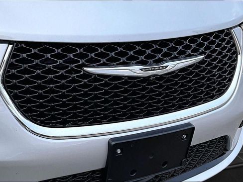 Used 2024 Chrysler Pacifica Touring-L image 29