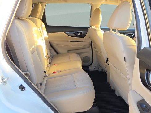 Used 2020 Nissan Rogue SV w/ Premium Package image 17