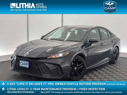 Used 2025 Toyota Camry SE image 1